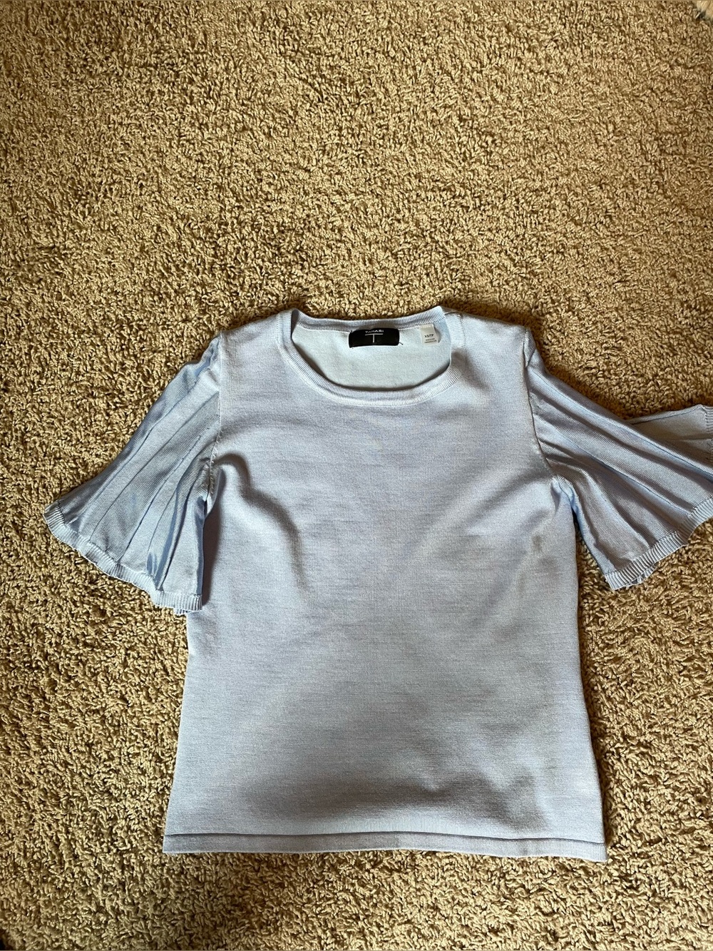 Tahari Woman’s Knit Top in light blue Sz XS in gently used condition